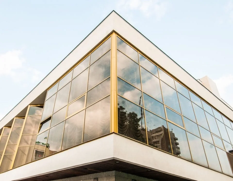 Reflecterend glas in bronskleur